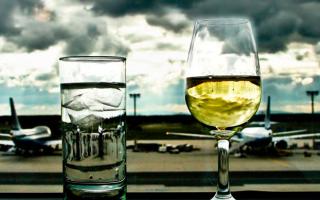 Нормы провоза алкоголя в багаже, сколько и какого алкоголя можно брать с собой в самолет